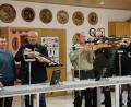 Bild: ral
Das Bild zeigt von links Bürgermeister Josef Deichl, Schützenmeister Hermann Lang und Schirmherr Eduard Delling beim ersten Schuss.