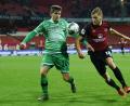 Bild: Nicolas Armer/dpa
Club-Kapitän Hanno Behrens (rechts, gegen Sebastian Jung) spielte am Freitag bei der Heimniederlage gegen Hannover durch, obwohl er von den Morddrohungen gegen sich wusste.
