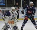 Bild: gb
Die Blue Devils schlossen die Oberliga-Saison 2019/20 mit einer 2:3-Niederlage bei den Starbulls Rosenheim ab. Martin Heinisch (rechts, Szene aus einer Partie gegen Lindau) kassierte eine Matchstrafe.