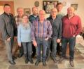 Bild: tu
Der neue Vorstand der Holzschnitzergemeinschaft präsentiert sich mit Bürgermeister Rainer Rewitzer (links).