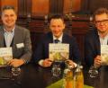 Bild: Bühner
Sie freuen sich das neue Jahresprogramm des Stadtmarketing Weiden (von links)
Geschäftsführerin Andrea Schild-Janker, 1. Vorsitzender Martin Rumpler, Bürgermeister Jens Meyer
und 2. Vorsitzender Stephan Wanninger