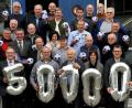 Bild: Stephan Huber
Auch wenn es Luftballons sind, die Summe von 50 000 Euro ist natürlich keine Luftnummer. Verteilt haben sie die Stadtwerke an die Vertreter dieser Amberger Vereine: Boxclub, Alpenverein, DJK Ammersricht, Eisstadionbetreiber ESC, ESV, Kampfkunstschule, Luftsportgruppe, DJK Sportbund, FSV Gärbershof, Reitclub, SC Germania, Inter Bergsteig, SV Raigering, Taekwondo-/Kickboxclub, TV 1861, TC am Schanzl, Reitclub, Wander- und Volkssportverein sowie SG 1890 und Neumühle.