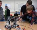 Bild: usc
Industriemechaniker haben diese Lego-Technik mit Sensorensteuerung ausgestattet. Nicht nur der kleine Mann, der den Betrieb der Anlage starten durfte, war davon angetan.