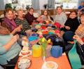Bild: tu
Einmal im Monat treffen sich rund zehn Frauen im Café Enslein. Sie stricken Schals für ein Bauvorhaben des HPZ Irchenrieth.