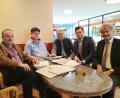Bild: Wieder
Die Lämbelästigung in Weiden-Ost hat sich deutlich erhöht. Für Freie Wähler (FW) und FDP berichten (von links) Alois Frank und Stadtrat Rainer Sindersberger (FW), Stadtrat Reinhold Wildenauer, Landtagsabgeordneter Christoph Skutella (beide FDP) und FW-Kreisvorsitzender Bernhard Schlicht von der jüngsten Verkehrszählung.