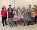 Bild: nn
Sichtlich stolz auf ihre Preise sind die Sieger des Malwettbewerbs an der Grund- und Mittelschule mit den Jurorinnen Yvonne Walter (links) und Irmgard Bößl (rechts). Mit auf dem Bild Rektorin Ulrike Neiser (Zweite von links).