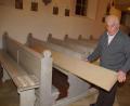Bild: mmj
Die Erneuerung der bisherigen Sitzbezüge in der Kirche "Maria vom Siege" haben sich Willibald Kulzer, Vorsitzender des Fördervereins, und die Mitglieder vorgenommen.