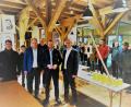 Bild: gz
Der CSU-Vorsitzende Wolfgang Voit (rechts) und CSU-Bürgermeisterkandidat Thomas Kleber (Dritter von links) laden Europaabgeordneten Manfred Weber (Zweiter von rechts) zum Rundgang durch das Brauhausmuseum ein. Mit dabei sind JU-Vorsitzender Stefan Rupprecht (links), CSU-Stellvertreter Robert Brenner (Mitte) und Listenkandidaten für den Kreistag und die Gemeinde.