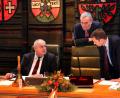 Archivbild: Götz
Die Stadtspitze steht in dieser Konstellation definitiv vor ihrer letzten Arbeitssitzung. Dabei bringen die Bürgermeister Lothar Höher (links) und Jens Meyer (rechts) sowie OB Kurt Seggewiß auch einen gemeinsamen Antrag ein.