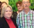 Bild: amö
Rektorin Christine Schneider (links) gratulierte Hausmeister Alfons Linsmeier zum 60. Geburtstag.