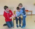 Bild: flm
Wie man einen Verband richtig anlegt, lernten die Kinder beim „Trau-Dich-Kurs“ im Kinderhaus St.Michael.