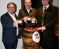 Bild: Freya Stoeckl
Georg Hauser von der Brauerei Naabecker (links) stießen mit dem Bürgermeisterkandidaten der CSU, Frank Zeitler (Mitte), und Landrat Thomas Ebeling an.