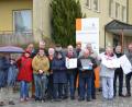 Bild: dob
Die Interessengemeinschaft präsentierte auf Listen die ersten Unterschriften pro Erhalt der Vohenstraußer Klinik. Die Unterstützer postierten sich dafür vor der Einrichtung, weil ihnen, wie Bernd Koller (Zweiter von rechts) berichtet hat, die Kliniken Nordoberpfalz AG den Zutritt auf Krankenhausgrund verweigert hatte.