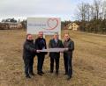 Bild: wec
Auf dem künftigen Dorfplatz, dem Herzen von Ebermannsdorf (von links): Michael Groß, Arno Dressler, Bürgermeister Josef Gilch und sein Stellvertreter Erich Meidinger.