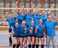 Bild: dob
Der Jubel der Damenmannschaft 1 des Turnvereins kennt keine Grenzen. Ungeschlagen eilen die Volleyballerinnen zur Meisterschaft und schaffen damit den Sprung in die Bezirksliga. Trainer Bernhard Grosser (rechts) hat daran großen Verdienst.