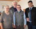 Bild: rgr
Heinz Schütz (Zweiter von rechts) feiert seinen 80. Geburtstag. Dazu gratulieren unter anderen Ehefrau Rosemarie, Manfred Neumann und Bürgermeister Edgar Knobloch.