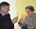 Bild: rgr
Rosemarie Gärtner stößt mit Bürgermeister Edgar Knobloch auf ihren 94- Geburtstag an.