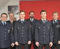 Bild: dob
Mit Feuerwehruniformjacken wurden die neuen Aktiven Johannes Bojer (Dritter von links) und Elias Gösl (Zweiter von rechts) in die Gruppe aufgenommen. Kommandant Stefan Urbaneck (links) kann nun auf die jungen Nachwuchskräfte zählen. Kreisbrandmeister Christian Demleitner (rechts) lobte insgesamt die Wehren in der Großgemeinde, die spitze sind.