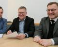 Bild: Wolfgang Steinbacher
St. Georgs Kirchenpfleger Hans Paulus, BRK-Kreisgeschäftsführer Sebastian Schaller, Oberbürgermeister Michael Cerny und Stadtpfarrer Markus Brunner (von links) freuen sich, dass für den Kindergarten Christkönig an der Eglseer Straße eine gute, zukunftsfähige Lösung gefunden wurde.