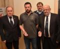 Bild: dob
Nach 25 Jahren legte Max Kick aus Waldthurn (Zweiter von rechts) das Amt des Kassiers nieder. Er wurde für seine Verdienste von Bezirksvorsitzendem Horst Embacher (links) und Kreisvorsitzendem Richard Berger (rechts) mit dem Großen Verdienstkreuz in Gold entsprechend gewürdigt. Michael Reil aus Böhmischbruck (Zweiter von links) wurde das Große Verdienstkreuz am Bande für sein Engagement um die Soldaten verliehen.