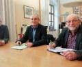 Bild: anv
Oskar Deichner, Wahlleiter der Gemeinde Guteneck, Reinhard Schlosser, vom Ordnungsamt der VG Nabburg und Georg Köppl, Wahlleiter und Bürgermeister von Altendorf, beratschlagen sich nach dem Wahlzettel-Fauxpas (von links).