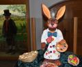 Bild: hcz
Bereits im Foyer des Alten Schulhauses begrüßt ein Osterhase die Besucher.