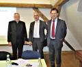 Bild: ubb
Stadtpfarrer Georg Flierl stellte Wolfgang Bräutigam und Clemens Foierl (v. li.) als die Referenten des Abends vor.