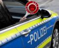Bild: Carsten Rehder
Eine Haltekelle wird aus einem Streifenwagen der Polizei gehalten. Foto: Carsten Rehder/dpa/Archivbild