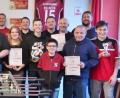 Bild: rha
Teilnehmer und Ausrichter des Kickerturniers der Clubfreunde Vilseck freuen sich über die gelungene Veranstaltung. (von links): Alfred König, Robert Liermann, Henrik Liermann, Fanbeauftragter Karl Teplitzky, Fanclubvorsitzender Wolfgang Kraus, Jutta Kraus, Zweiter Bürgermeister und Schirmherr Thorsten Grädler, David Schmid, stellvertretender Vorsitzender und Vereinsheimwirt Heinrich Ellenberger, Stephan Rösl, Michael Spannbauer, Turnierleiter Matthias Kellner, Angela Harmeyer, Organisator Jürgen Kellner, Yannik Urbanczyk, Philipp Streit, Jonas Dittrich, Stefan Urbanczyk, Johannes Streit, Tobias Meidinger und Elias Kellner.