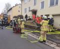 Bild: Feuerwehr Marktredwitz/exb
Innerhalb von Minuten sind die Feuerwehren Marktredwitz und Lorenzreuth sowie Polizei und Sanitäter am Brandort in der Schuhwiese gewesen. Für einen der Bewohner kam jedoch jede Hilfe zu spät.