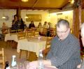 Bild: ds
Bürgermeisterkandidatin Sonja Kurz (stehend) im Gasthaus Peterhof bei ihren Ausführungen zur Gemeindepolitik. Der frühere Bundestags- und Landtagsabgeordnete Reinhold Strobl (vorne rechts) und Dritter Bürgermeister Günther Renner ergänzten die Themen der Kandidaten der SPD/FWG.
