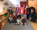 Bild: exb/Severin Hirmer
Benjamin Zeitler und Felix Weiser (von rechts) von Round Table 49 Weiden übergeben die hochwertigen Edelstahlbecher an die Kinder des Kindergarten St. Markus im Stadtteil Hammerweg/Weiden.