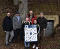 Bild: dob
In einem der alten Felsenkeller, den Mitstreiter um Bernd Koller (Zweiter von links) und Andreas Hanauer (links) leer räumten, nisteten sich braune Langohr-Fledermäuse ein. Vor allem die beiden Mädels Linda Kraus (links) und Lena Eger (rechts), die tatkräftig bei der Entrümpelung anpackten, waren schier begeistert. Fledermausbeauftragter Josef Schieder (Mitte) vom OWV Leuchtenberg und Manfred Wiedermann von der Kreisgruppe Weiden/Neustadt/WN vom Bund Naturschutz (rechts) brachten eine Infotafel mit.