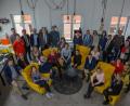 Bild: jr
Stark vertreten war der Arbeitskreis Schule-Wirtschaft bei einem Besuch in der Firma "C3". Mit im Bild Schulamtsdirektor Rudolf Kunz (stehend, Dritter von links) sowie "C3"-Personalchefin Kerstin Burkhard (sitzend rechts).