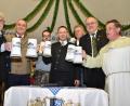 Bild: hcz
Brauerei-Vertreter Richard Schiffl, OB Kurt Seggewiß, Postkeller-Junior-Chef Sebastian Meyer, Bürgermeister Jens Meyer, Heimatring-Vorsitzender Heiner Vierling, Bürgermeister Lothar Höher und Fastenprediger Wilhelm Moser (von links) stoßen an.