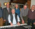 Bild: fsc
Vorstellung des „Digital Pianos“ mit und von Franz Danhauser. Mit im Bild (von links) Altbürgermeister und Kassier Albert Köstler, Bürgermeister Klaus Meyer, Schriftführer Oswald Jäger, Vorsitzender Ferdinand Köstler und Notenwart Ludwig Sommer.