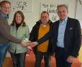 Bild: jr
Nach der Auflösung des ESC Pleußen ging der Rest des Vereinsvermögens in Höhe von 300 Euro an die Kreisvereinigung Lebenshilfe. Im Bild (von links) Lebenshilfe-Geschäftsführer Berthold Kellner, ESC-Kassiererin Gudrun Vogl, ESC-Vorsitzender Stefan Grillmeier und Lebenshilfe-Vorsitzender Roland Grillmeier.