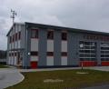Bild: jr
Knapp eine halbe Million Euro kostete bislang der Neubau des Feuerwehrgerätehauses in Groschlattengrün. Hinzu kommen heuer noch die Kosten für Fliesenlegerarbeiten und die Gestaltung der Außenanlagen. Der Gemeindeanteil liegt bisher bei fast 384 000 Euro.