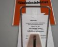 Bild: Gabi Schönberger
Der Behälter bei der Tiefgarage ist leer. Die Besucher werden gebeten, wegen der Diebstähle ihre Hände auf den Stationen zu desinfizieren.