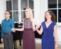 Bild: pi
Laura Demjan (Mitte) sowie Susanne und Florian Schieder genießen den Beifall der vielen Zuhörer.