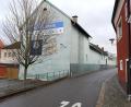Bild: upl
Um das hellgrüne Haus geht's: Die Stadt Vilseck könnte sich vorstellen, das Gebäude abzureißen und das Areal umzugestalten - freilich nur, wenn sie die Immobilie erwerben kann.