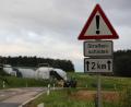 Bild: gri
Die Straße zwischen Lintach und Raigering ist seit Jahrzehnten kurvig und holprig - und wird es vermutlich noch eine Weile bleiben.