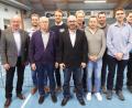 Bild: e
An der Spitze des TC Kümmersbruck steht auch weiterhin Vorsitzender Thomas Kick (Mitte), hiermit seinem Stellvertreter Hans Käsewieter (links daneben) und der neuen Führungsriege.