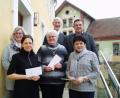 Bild: rdh
Der Frauenbund Hohenthan spendete insgesamt 2000 Euro. Im Bild: (von links) Silke Rosner und Beatrix Kempf (Sternenkinder Stiftland), Rita Haberkorn für Schwester Anna-Rita, Pater Klaus Kniffki (Steyler Missionare), Stadtpfarrer Konrad Amschl und KDFB-Vorsitzende Monika Lang.