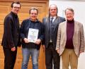 Bild: exb
Bei der Preisverteilung (von links): Marcus Siebler, Präsident des Bundesverbandes Deutscher Film Autores, Förderlehrer Egid Spies, Leiter der AG Video der Grundschule Rieden, Jürgen Liebenstein, Vorsitzender des Videoclubs Landshut und Adalbert Becker, Präsident und Vorsitzender des Landesverbandes Film und Video Bayern.