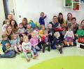 Bild: jma
Bürgermeister Jürgen Kürzinger (links), SPD-Ortsvorsitzender Jan Wiltsch (Mitte) und Maria Hertrich (rechts) strahlen bei der Spendenübergabe mit den Kindern des Kinderhauses St. Elisabeth und deren Erzieherinnen um die Wette.