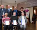 Bild: bnr
Der VdK-Ortsverband zeichnete (sitzend, von links) Ludmilla Löffler, Friedrich Gradl und Rita Hausknecht-Borghans für ihre langjährige Mitgliedschaft aus. Dazu gratulierte (stehend, von links) Bürgermeister Richard Tischler, stellvertretender Landrat Arnold Kimmerl, stellvertretender Kreisvorsitzender Peter Fugmann und Vorsitzende Gerdi Gradl.