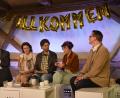 Bild: Tobias Schwarzmeier
Das Willkommen ist für Flüchtling Diallo Makabouri (Mona Fischer, Mitte) wohl ein größerer Kulturschock als für die Hartmanns (Julian Struck, Claudia Lohmann, Doris Hofmann und Dirk Arlt, von links). Aber langsam kommt man sich näher.