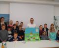 Bild: du
Die 16 Kinder der vierten Grundschulklasse mit Fachlehrerin Anna Reissinger (hinten, links) haben an Bürgermeister Ernst Lenk (Mitte) viele Fragen. Am Schluss überreichen sie ihm eine Bildtafel über Schirmitz.