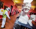 Bild: Alessandro Pone/LaPresse/dpa
Ein Arbeiter versprüht im Museum der mittelalterlichen Burg Maschio Angioino in Neapel Desinfektionsmittel zum Schutz vor dem Coronavirus.